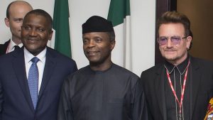 Nigerian Vice President Yemi Osinbajo (C) flanked by Africa's richest man, Aliko Dangote, (L) and international rock star Bono meet in Abuja, Aug. 29, 2016.