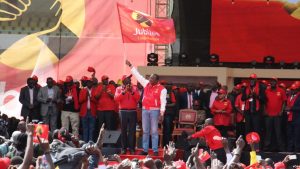 President Uhuru Kenyatta waves the Jubilee Party flag to the crowd as he launches the party he will use to run for office in 2017 polls, Sept. 10, 2016. (M. Yusuf/VOA)
