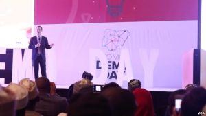 Facebook founder Mark Zuckerberg speaks at the presidential state house banquet hall during a program where youth startup owners presented their business ideas in Abuja, Nigeria, Sept. 3, 2016. (C. Oduah/VOA)