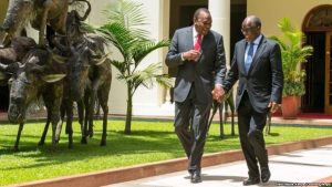 Kenyan President Uhuru Kenyatta, left, and Tanzanian counterpart John Magufuli clasp hands during Magufuli's state visit to Nairobi, Oct. 31, 2016. The two hope to strengthen their countries' economic ties.