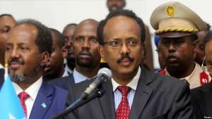 Somalia's newly elected President Mohamed Abdullahi Farmajo flanked by outgoing president Hassan Sheikh Mohamud (L) addresses lawmakers after winning the vote at the airport in Somalia's capital Mogadishu, Feb. 8, 2017.