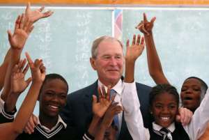 Former US President George W. Bush poses for a photograph with children at a school in Gaborone, Botswana, April 4, 2017.  REUTERS/Mike Hutchings