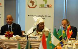 Ibrahim Hassane Mayaki (left), former prime minister of Niger; Nkosazana Dlamini Zuma (center), former South African minister of health; and Carlos Lopes, former executive secretary of the U.N. Economic Commission for Africa, during a 2013 working breakfast of the 29th Session of the New Partnerships for Africa’s Development at African Union headquarters in Addis Ababa, Ethiopia. (GCIS/Flickr) 