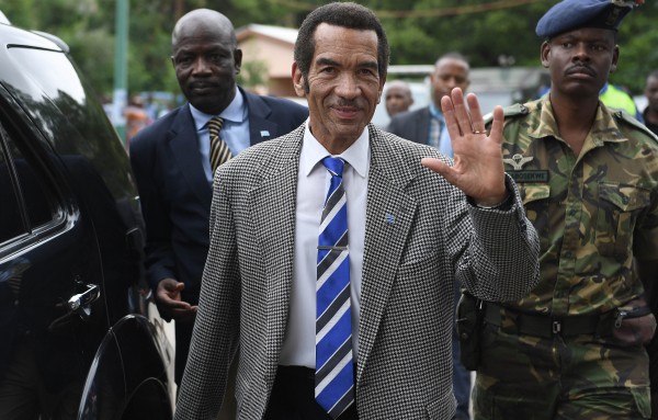 Botswana's President Seretse Ian Khama waves to the crowd as he leaves after a rally in his village Serowe on March 27, 2018, before officially stepping down on March 31 and handing power to his vice-president on April 1. / AFP PHOTO / MONIRUL BHUIYAN