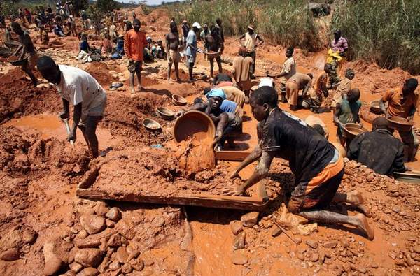 Muddied prospectors pan for gold in Manica Province, near the Zimbabwe border, September 17, 2010. Hundreds of miners work in individual claims rented from local landowners.   REUTERS/Goran Tomasevic  (MOZAMBIQUE - Tags: SOCIETY EMPLOYMENT BUSINESS)