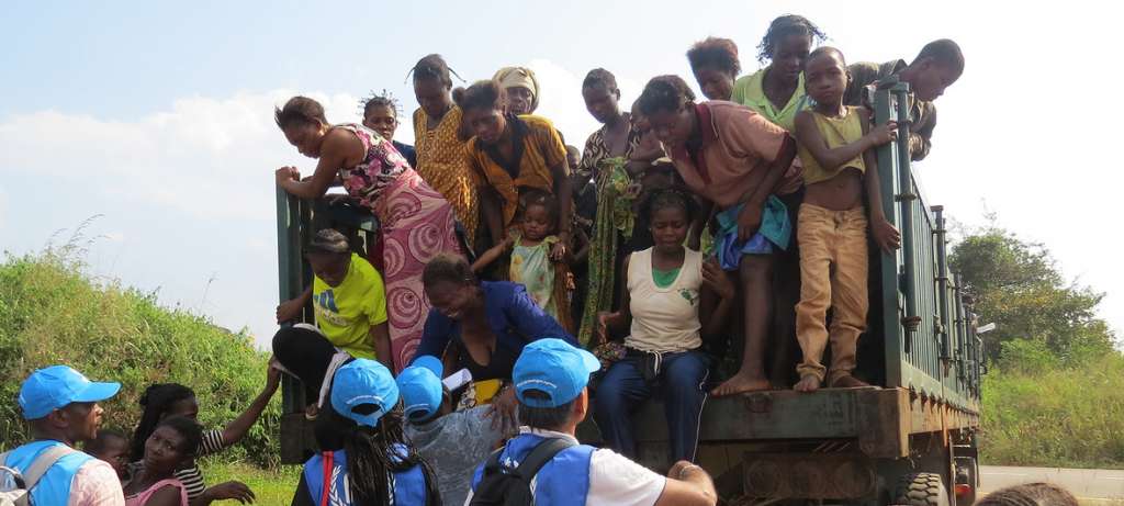 © UNHCR/Pumla Rulashe Congolese women and children arrive at a border point in Chissanda, Lunda Norte, Angola after fleeing militia attacks in Kasai Province, Democratic Republic of the Congo. 2 May 2017.